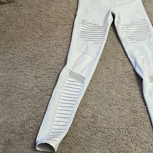 Alo moto leggings in a very light grey. - Picture 3 of 7